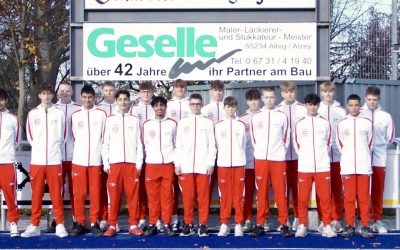 Neue Trainingsanzüge für die U17 dank Geselle GmbH aus Albig